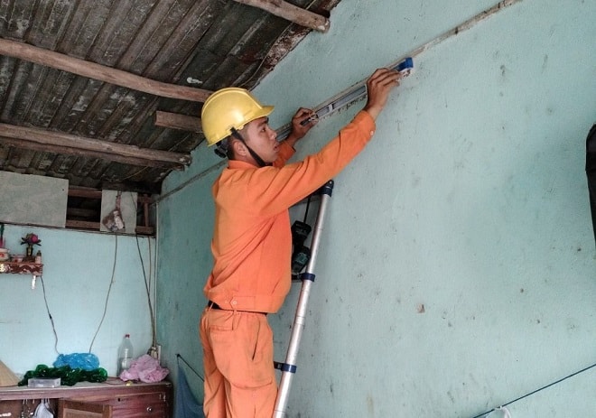 Sửa chữa, thay thế thiết bị điện miễn phí cho hộ gia đình khó khăn.