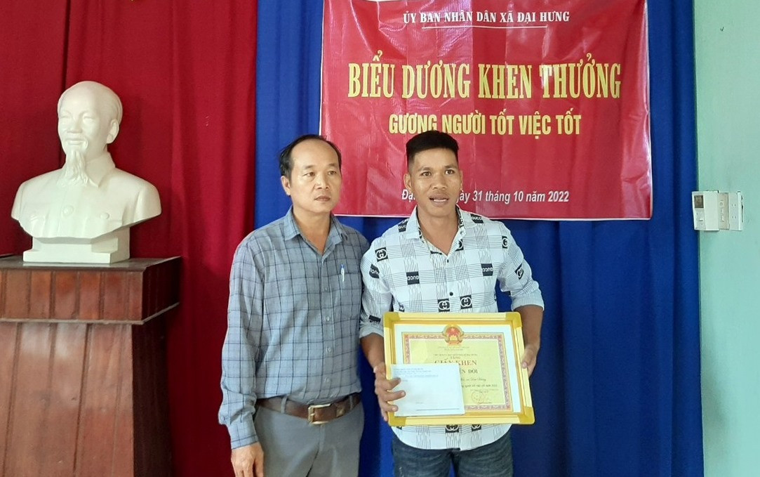 Lãnh đạo UBND xã trao giấy khen cho anh Nguyễn Đời.