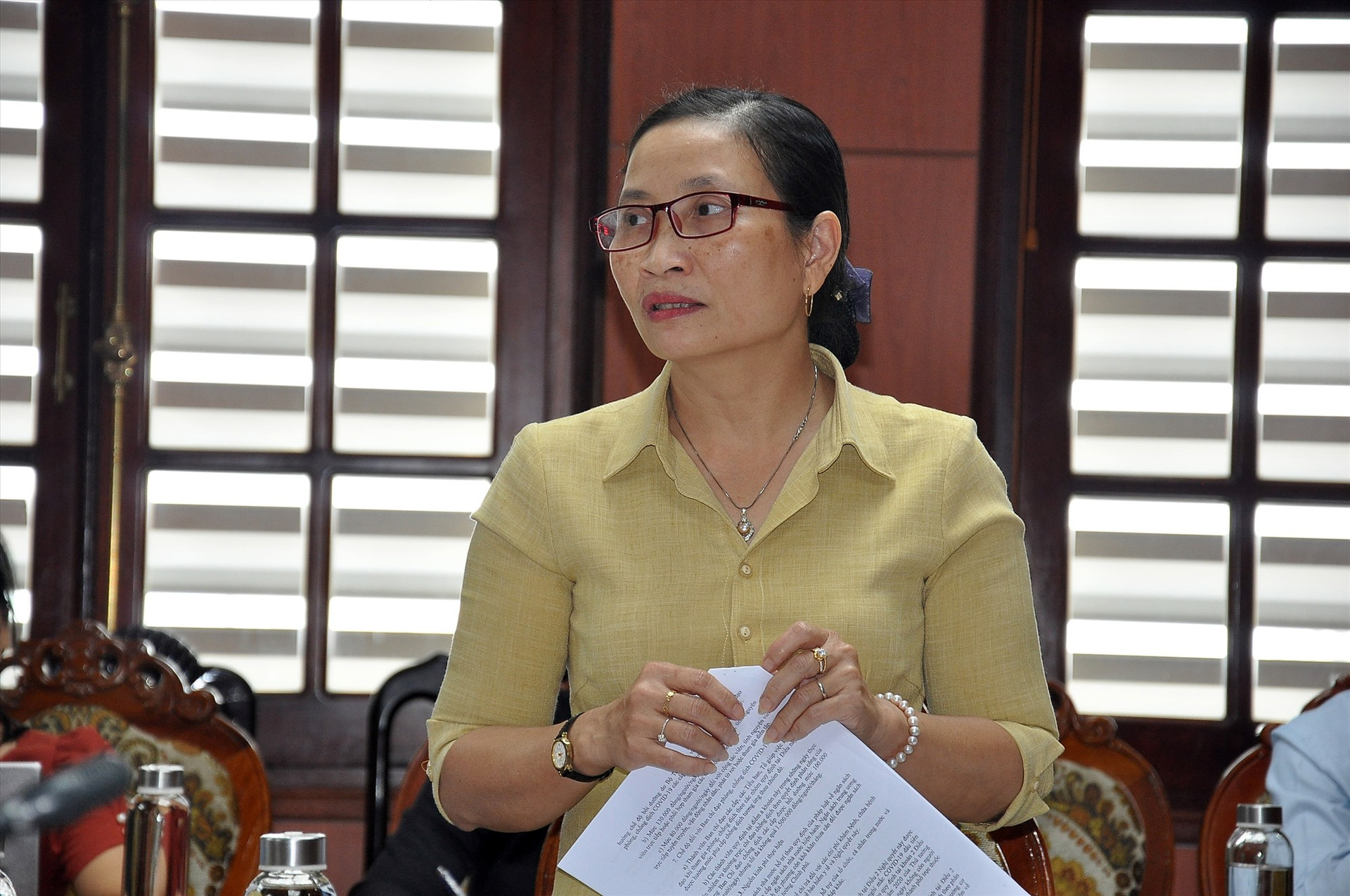 Bà Trần Thị Bích Thu - Trưởng ban VH-XH HĐND tỉnh phát biểu ý kiến. Ảnh: V.A