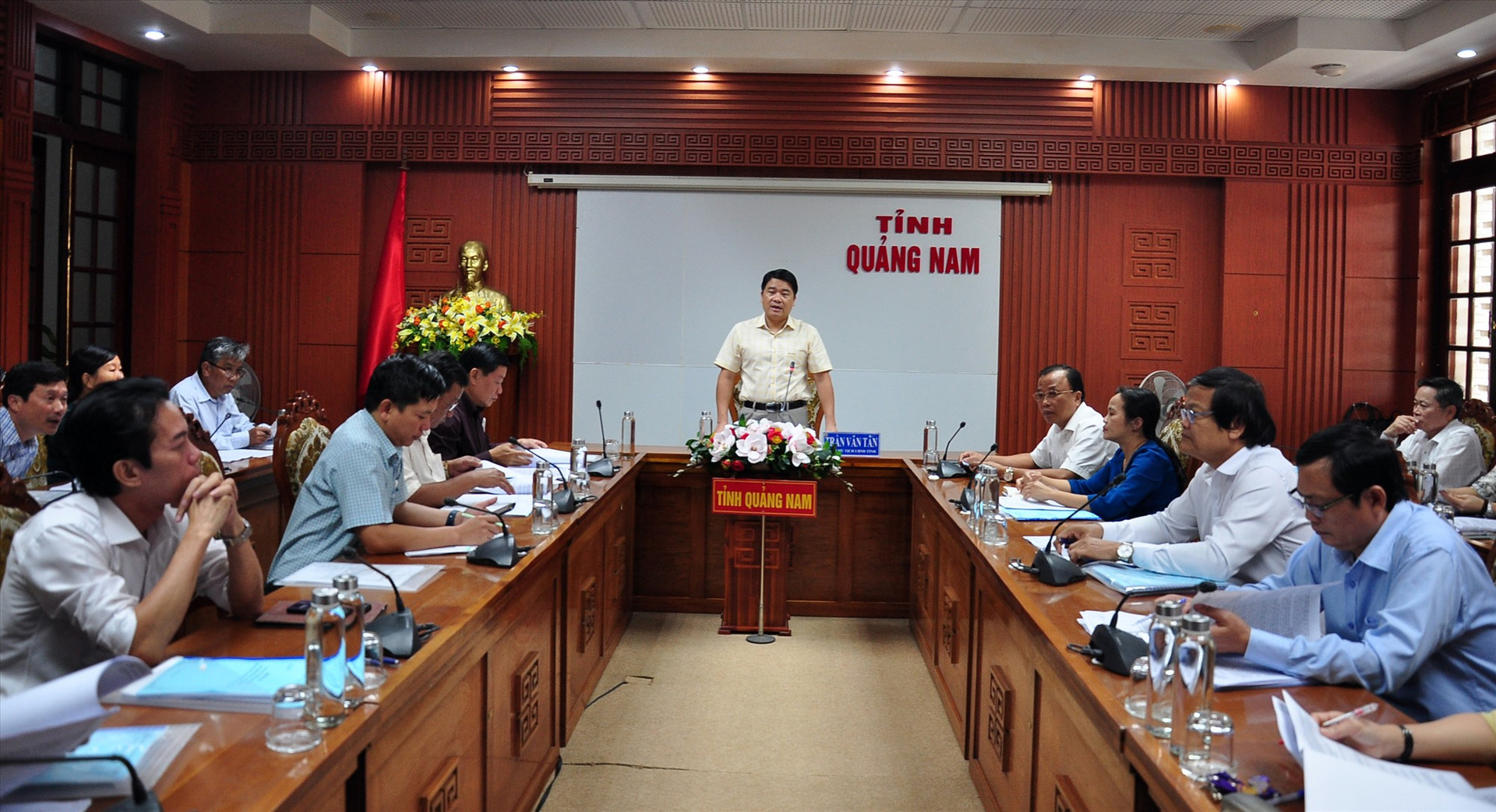 Phó Chủ tịch UBND tỉnh Trần Văn Tân phát biểu tại cuộc họp. Ảnh: V.A