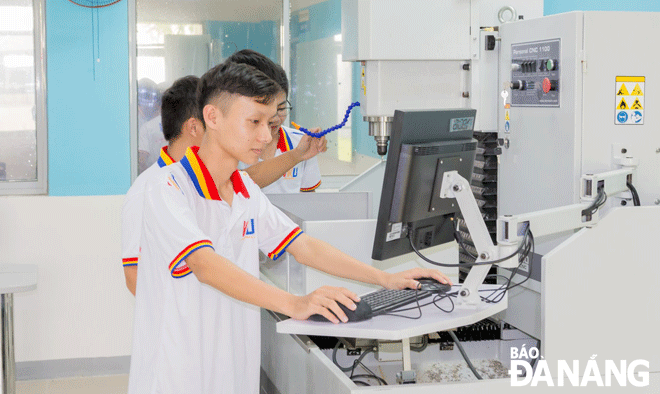 Nhiều trường đã thông báo mức thu học phí năm học 2022-2023 tăng so với năm trước.  Trong ảnh: Sinh viên Trường Đại học Công nghệ thông tin và Truyền thông Việt Hàn trong một giờ học thực hành. Ảnh: NGỌC HÀ