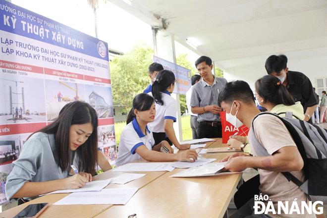 Sinh viên Trường Đại học Sư phạm Kỹ thuật (Đại học Đà Nẵng) làm thủ tục nhập học.  Ảnh: NGỌC HÀ