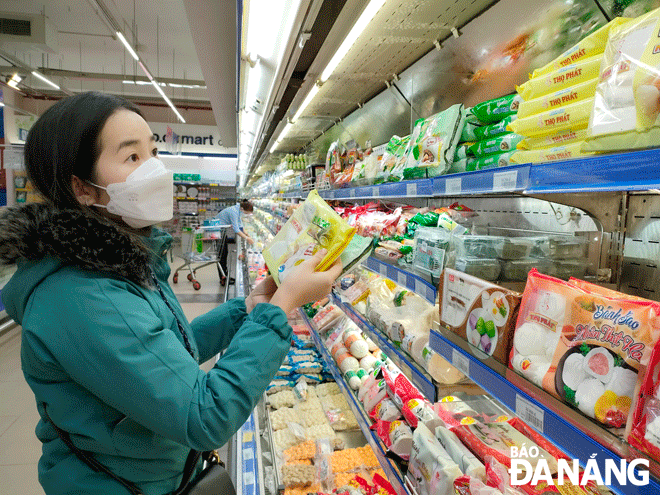 Hiện nay, các siêu thị đã bắt đầu trưng bày hàng Tết. (Ảnh chụp tại siêu thị Co.opmart Đà Nẵng) Ảnh: QUỲNH TRANG