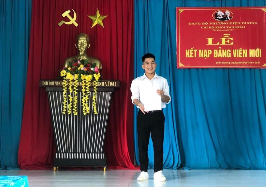 Thị xã Điện Bàn kết nạp đảng viên mới vượt chỉ tiêu đề ra của năm 2022. TRONG ẢNH: Lễ kết nạp đảng viên tại khối phố Tân Khai (phường Điện Dương). Ảnh: V.LỘC