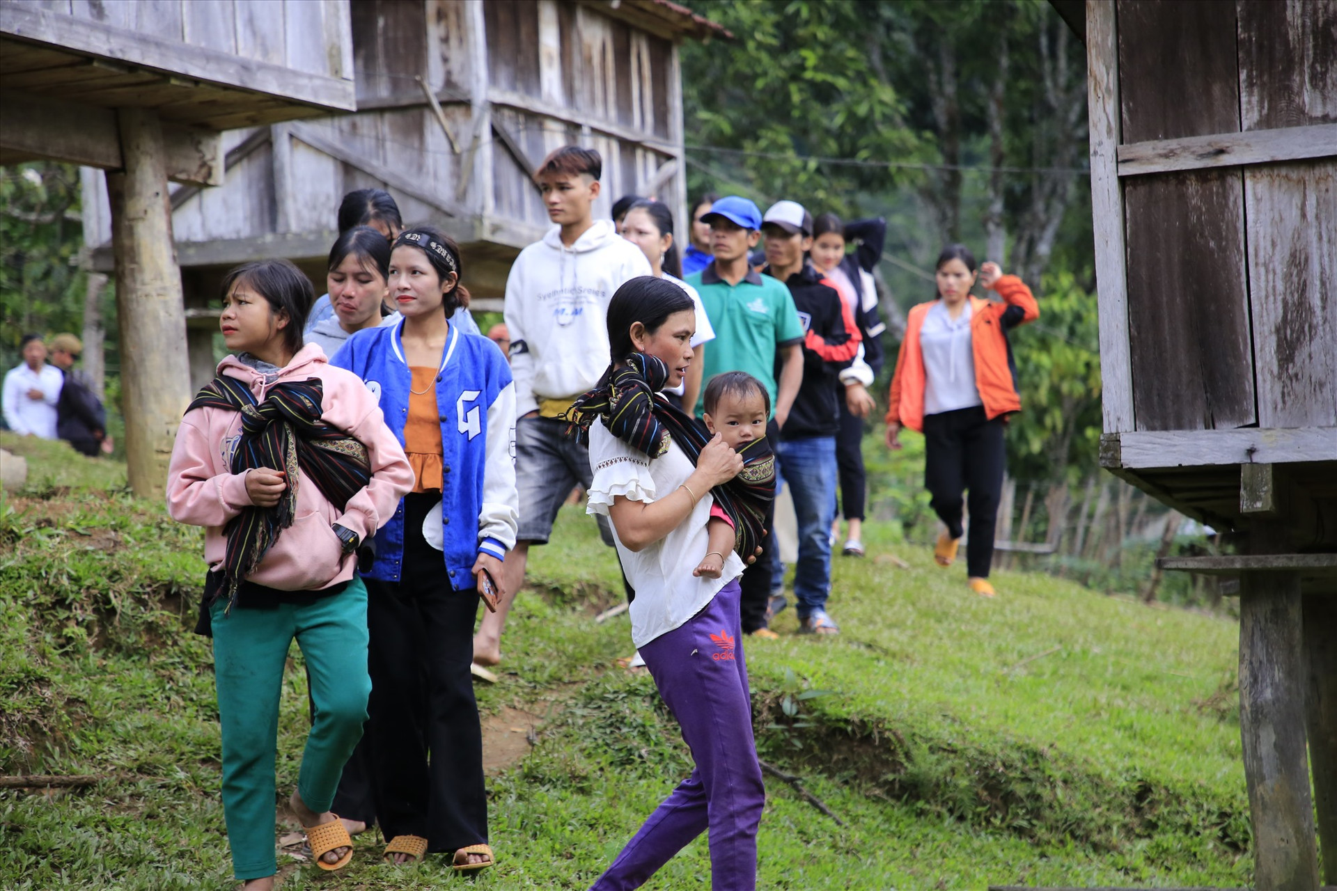 Người dân được thông báo đến điểm trường số 2 trường Phổ thông Dân tộc bán trú TH-THCS xã Trà Vinh để lấy ý kiến