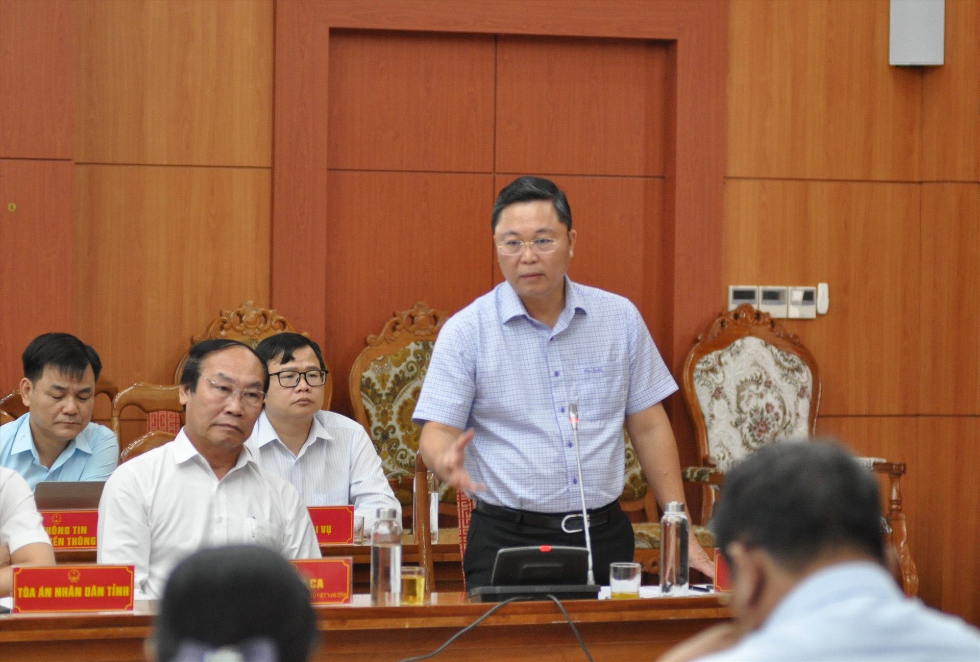 Chủ tịch UBND tỉnh Lê Trí Thanh chỉ đạo các sở, ngành chức năng hoàn thiện các đề án, đảm bảo quy định. Ảnh: X.P