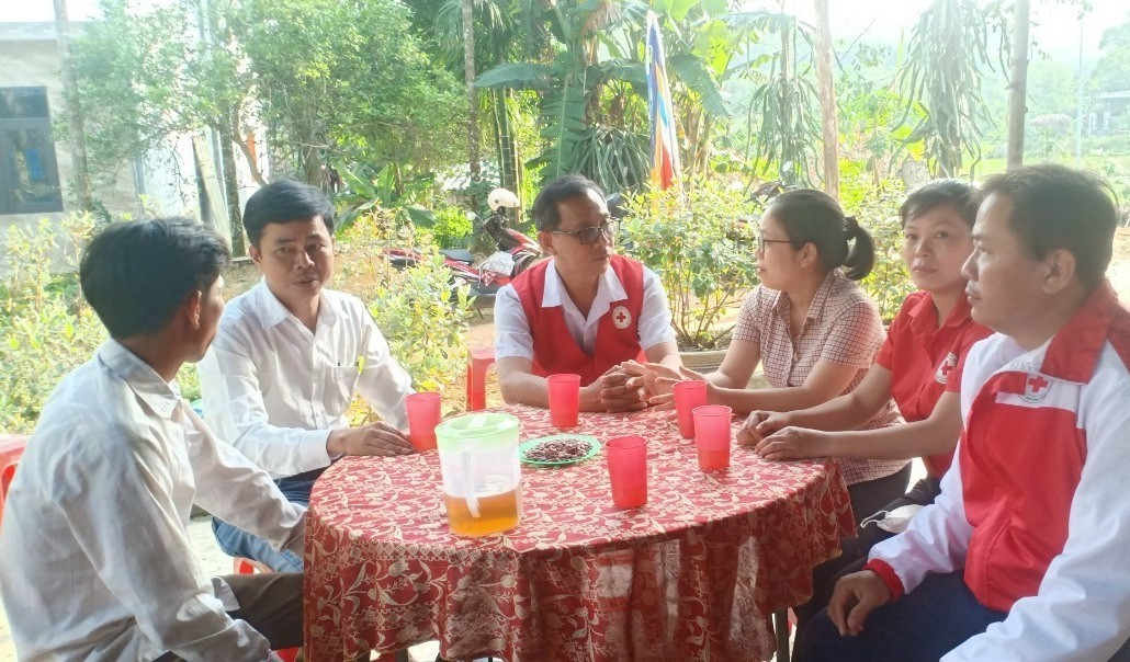 Hội Chữ thập đỏ huyện Tiên Phước cùng đại diện phòng LĐTB&XH huyện đến động viên, chia buồn cùng gia đình anh Hoàn Thanh Sang