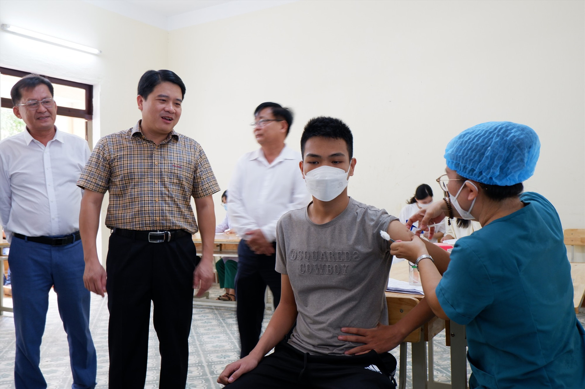 Phó Chủ tịch UBND tỉnh Trần Văn Tân yêu cầu các địa phương tiếp tục đẩy mạnh việc tiêm vắc xin tại các trường học. Ảnh: X.H
