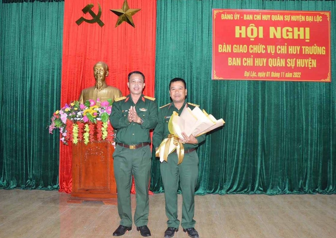 hượng tá Trần Hữu Ích tặng hoa chúc mừng Thượng tá Nguyễn Quang Thanh Tuấn. Ảnh: N.D