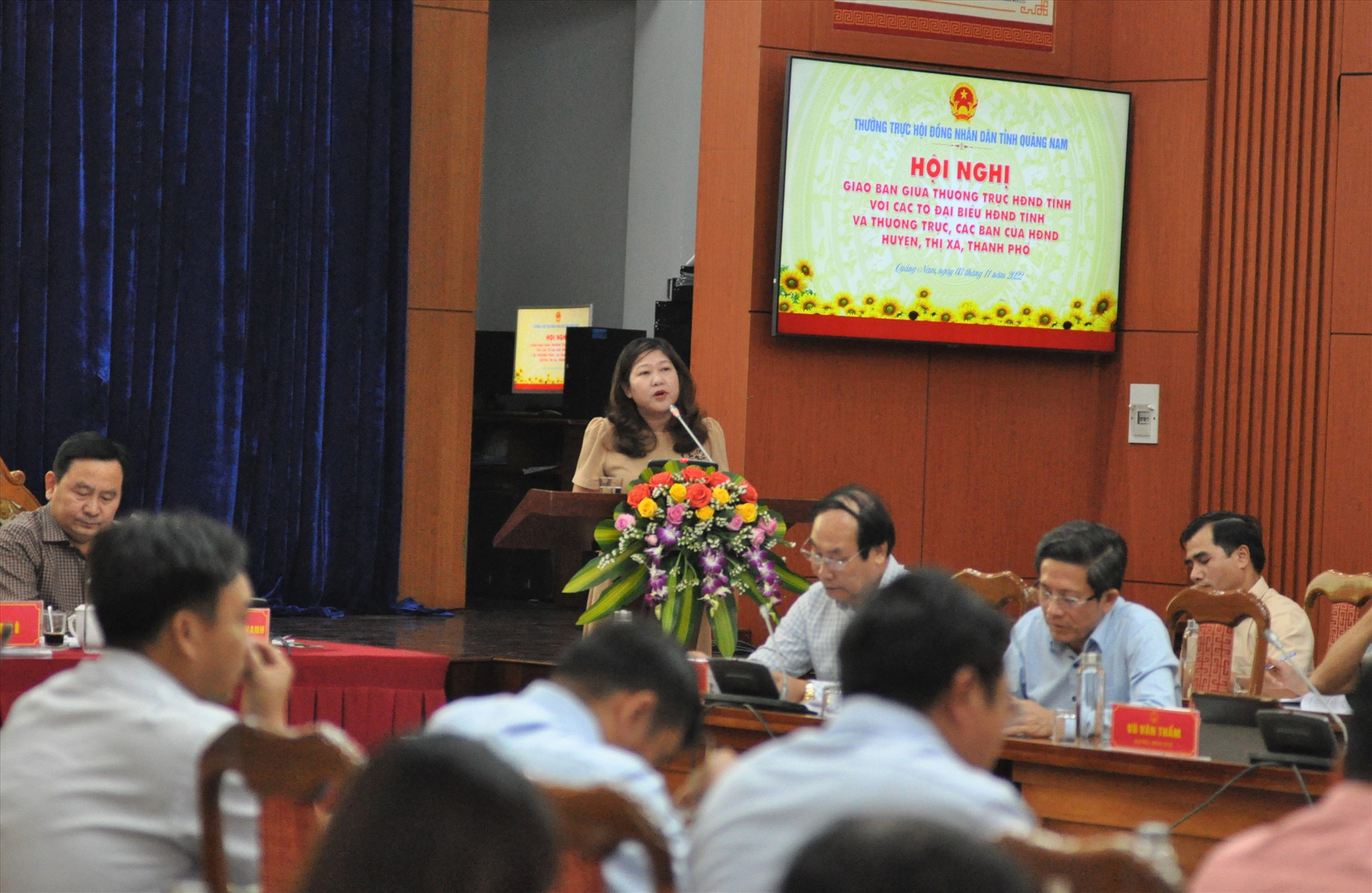 Đại diện Thường trực HĐND huyện Tây Giang phát biểu tại cuộc họp. Ảnh: X.P