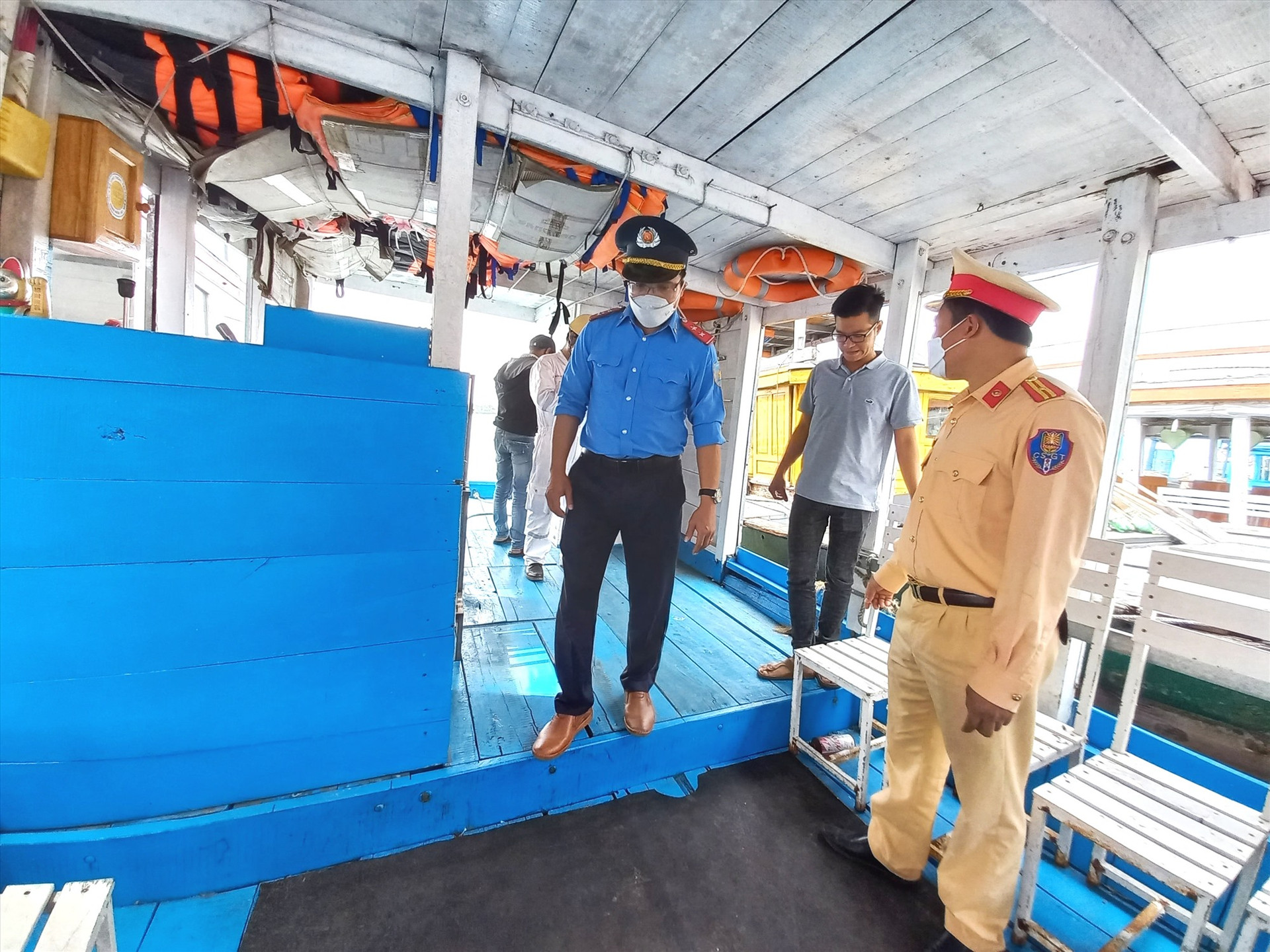 Lực lượng liên ngành cấp tỉnh kiểm tra phương tiện thủy hoạt động tại bến Nguyễn Hoàng. Ảnh: C.T