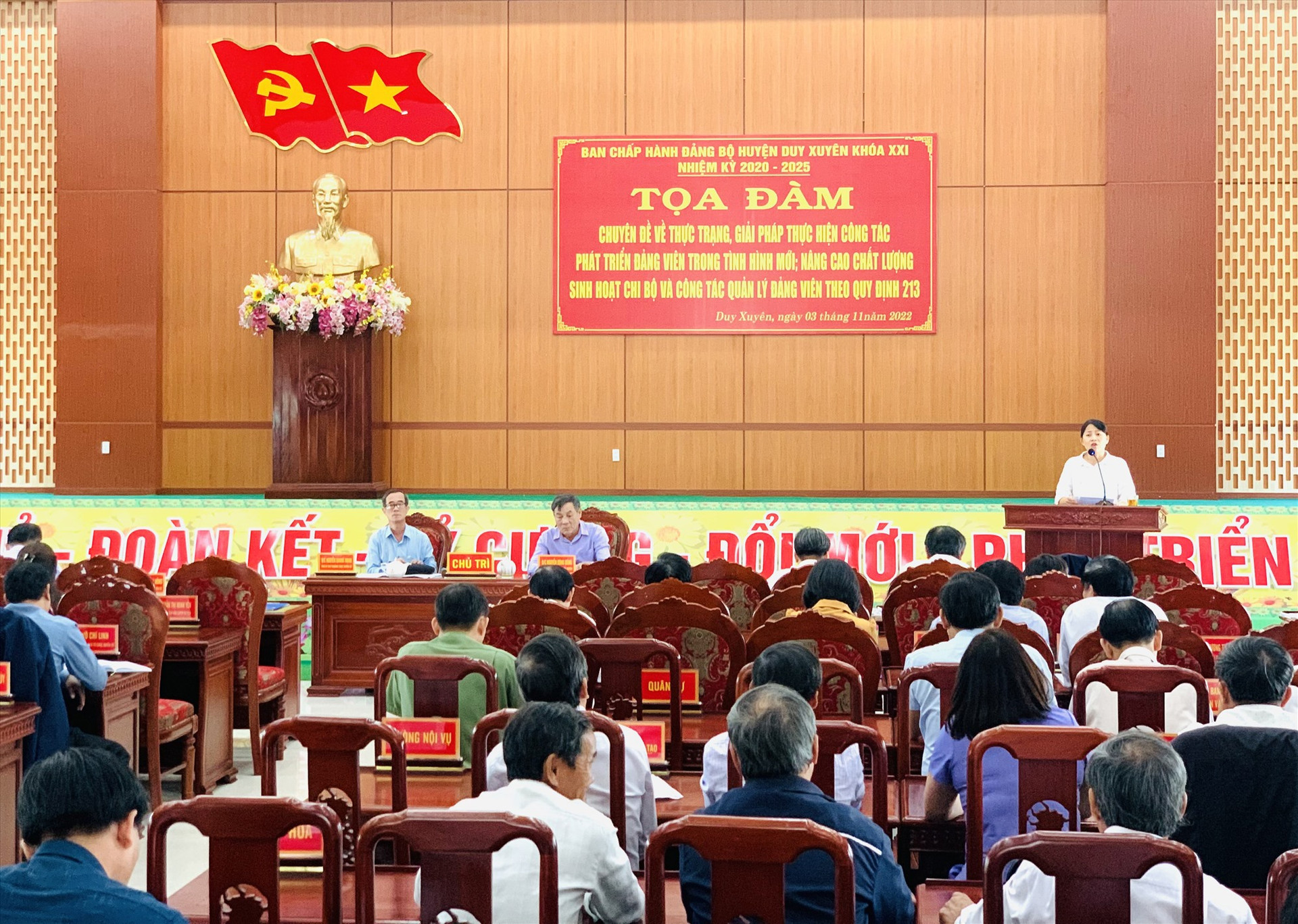 Quang cảnh buổi tọa đàm do Huyện ủy Duy Xuyên tổ chức hôm qua 3.11. Ảnh: N.T