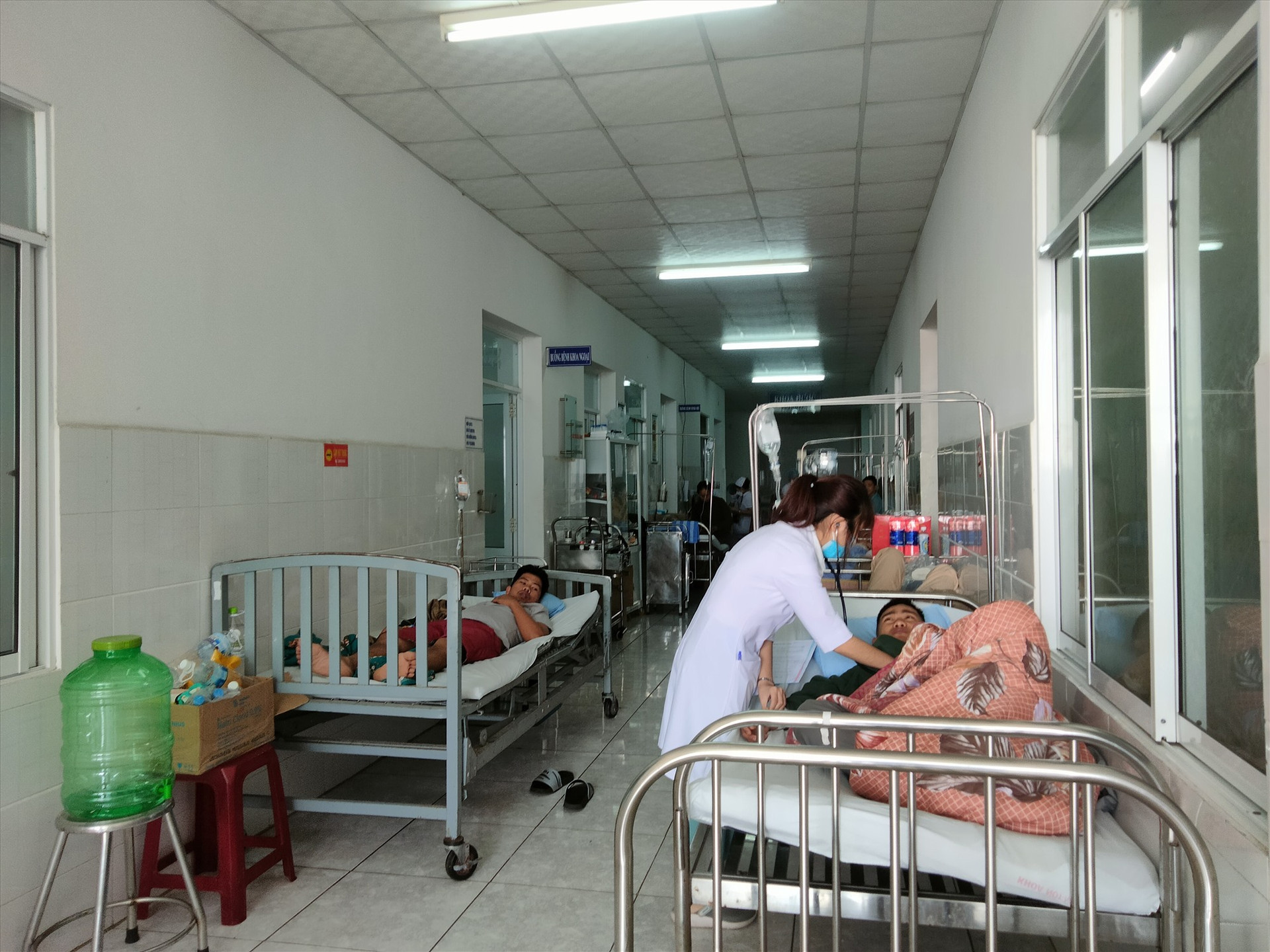 Do lượng bệnh nhân nhập viện vì sốt xuất huyết tăng cao, bệnh viện Đa Khoa Thăng Hoa phải bố trí thêm giường ở hành lang để điều trị