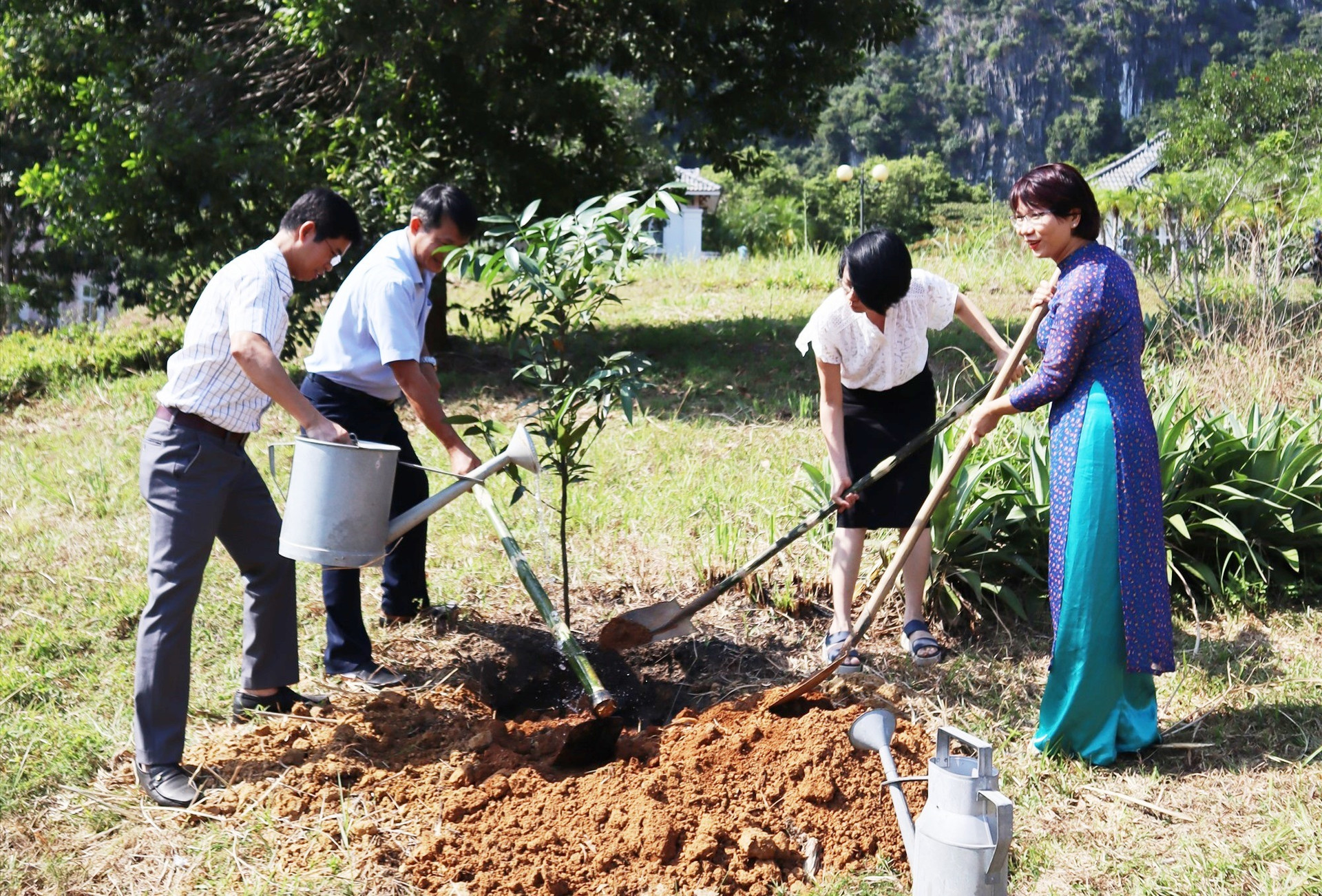 Trồng cây hưởng ứng và thúc đẩy thực hiện “Sáng kiến 1 tỷ cây xanh” tại các KDTSQ thế giới ở Việt Nam. Ảnh: CTV