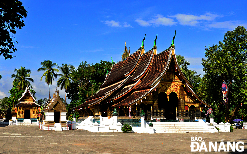  Nằm ở ngã ba sông Mê Kông và sông Nậm Khan, Wat Xieng Thong hay chùa Xiêng Thoong được tạo dựng dưới triều vua Setthathirat năm 1559-1560, là một trong những ngôi chùa cổ nhất, đẹp nhất và là ngôi chùa quan trọng nhất của thành phố Luang Prabang. Nơi các chức sắc trong Giáo hội Phật giáo tại Luang Prabang tụ hội về đây vào dịp Bunpimay (Tết Lào).