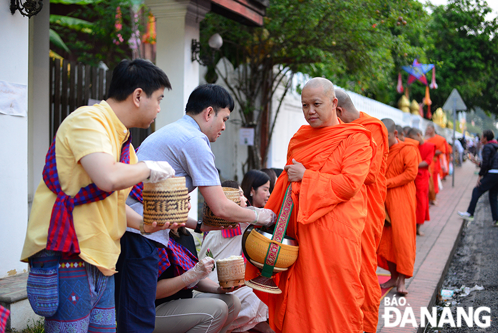 Khất thực buổi sáng (Sai bat) là khoảnh khắc đặc biệt đối với người bản địa và cả những du khách lần đầu chứng kiến. Các nhà sư trong trang phục áo cà sa dài màu nghệ, đi chân trần trên vỉa hè nhận những phần cúng dường. Lễ khất thực ở Luang Prabang xuất hiện từ thế kỷ 14 và được duy trì cho tới nay.