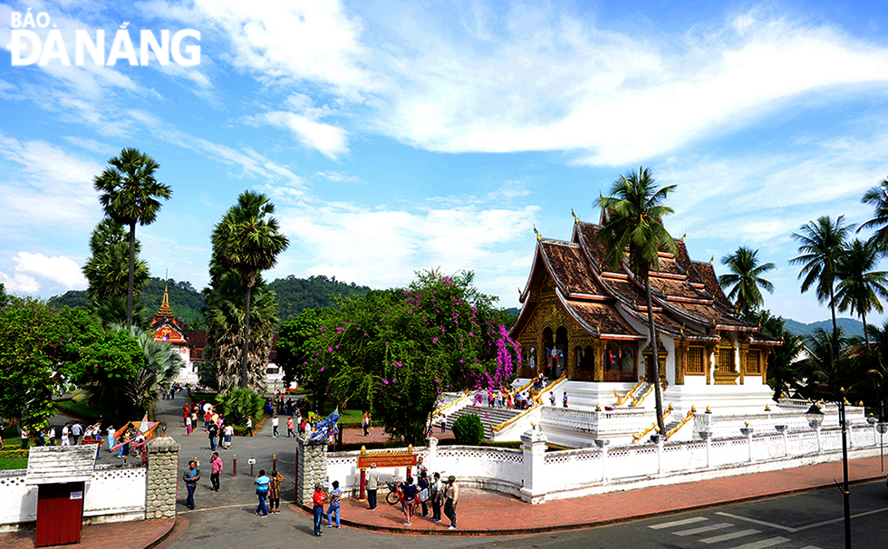 Cung điện Hoàng Gia (nay là Bảo tàng quốc gia Luang Prabang). Lâu đài được xây dựng vào năm 1904 và là nơi ở của Quốc Vương Sisavang Vong.