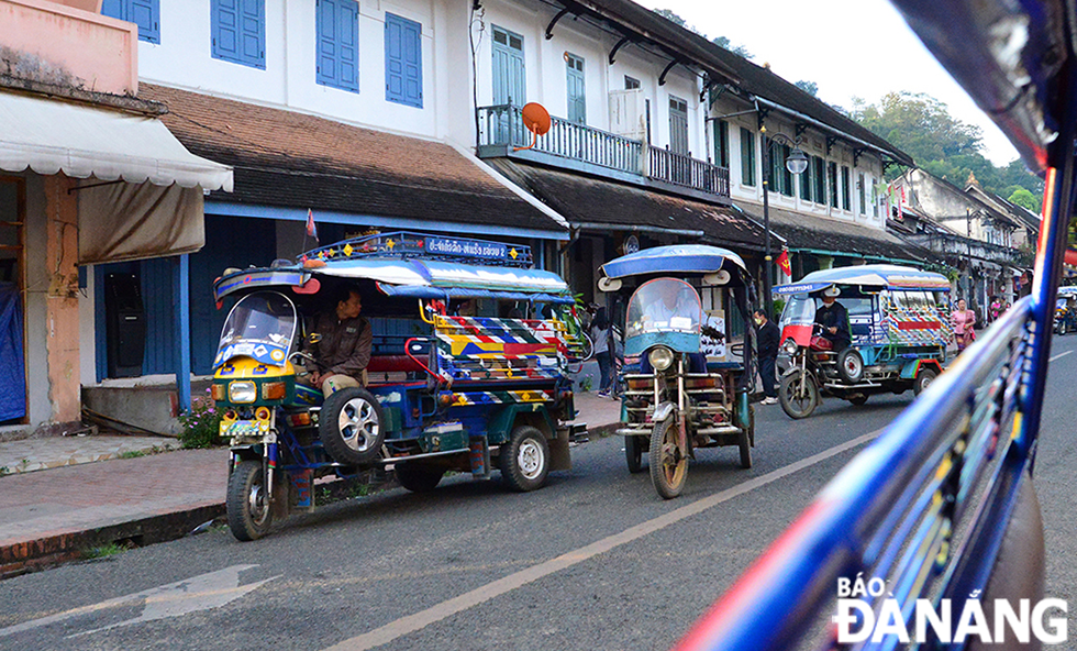 Luang Prabang là một trong số ít đô thị trên thế giới mà cách di chuyển tốt nhất là đi bộ. Tuy nhiên, nếu bạn thiên về ngắm cảnh thì xe tuk tuk là phương tiện giao thông công cộng phổ biến nhất ở đây.