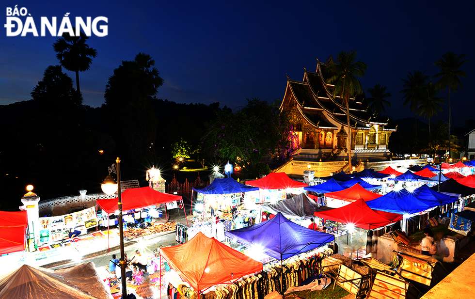 Một trong những điểm nhấn của hành trình khám phá Luang Prabang là mua sắm tại chợ đêm sau khi mặt trời lặn. Khu chợ ngoài trời này nằm dọc trên đường Sisavangvong và bán mọi thứ từ quần áo truyền thống cho tới đồ ăn vặt của Lào.