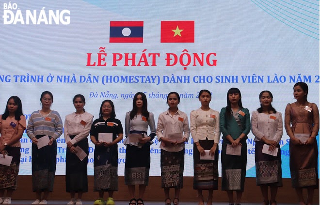 Sinh viên được trao tặng quà tại lễ phát động sáng 5-11. Ảnh: NGỌC HÀ