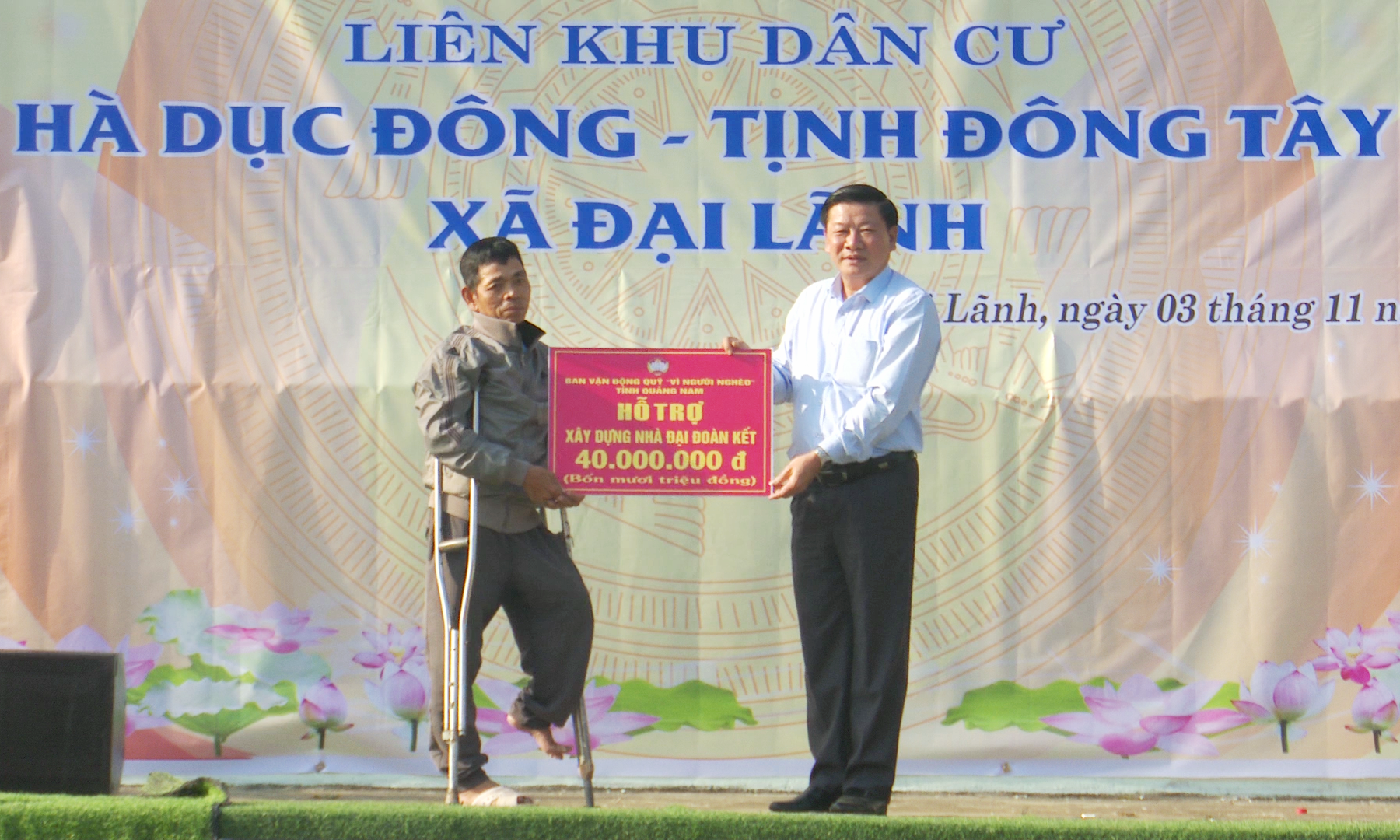 Đồng chí Phan Thái Bình - Phó Chủ tịch Ủy ban MTTQ Việt Nam tỉnh trao nhà đại đoàn kết cho người dân tại Đại Lãnh. Ảnh: N.D
