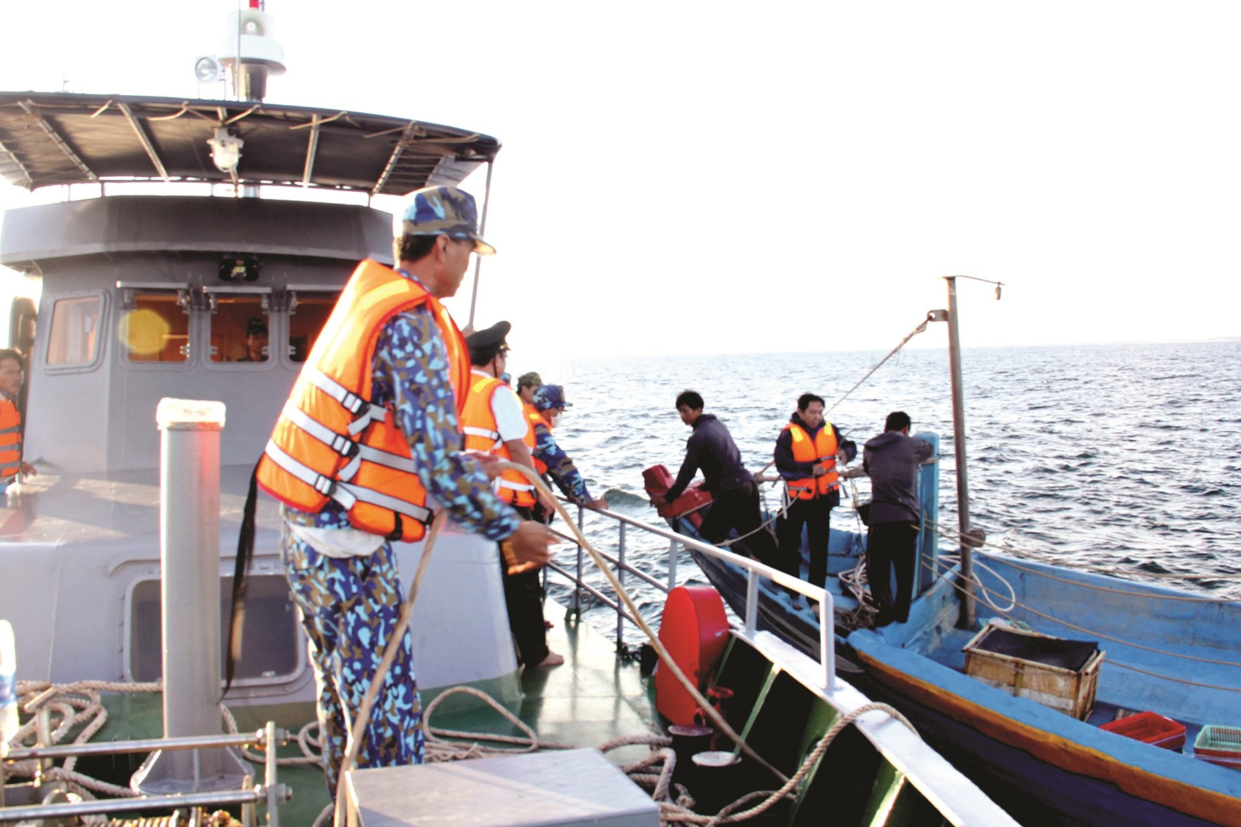 Đoàn kiểm tra liên ngành phát hiện, tiếp cận tàu cá vi phạm ở vùng biển gần Bãi Rạng (Núi Thành). Ảnh: C.K
