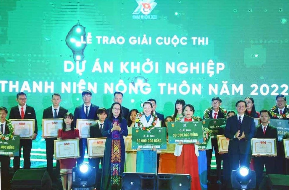 Dự án “Lá khô Handmade” của chị Nguyễn Như Sinh (áo trắng) đoạt giải nhì với giá trị giải thưởng 30 triệu đồng. Ảnh: BTC