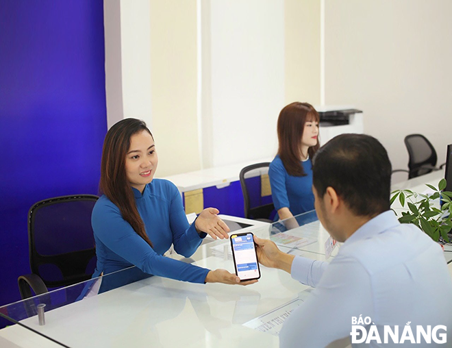 Lối ứng xử chuẩn mực, văn hóa được các cơ quan, đơn vị tại Đà Nẵng đề cao. TRONG ẢNH: Nhân viên ngành Điện lực Đà Nẵng luôn vui vẻ, hòa nhã với khách hàng. Ảnh: TÁO ĐIỆN LỰC