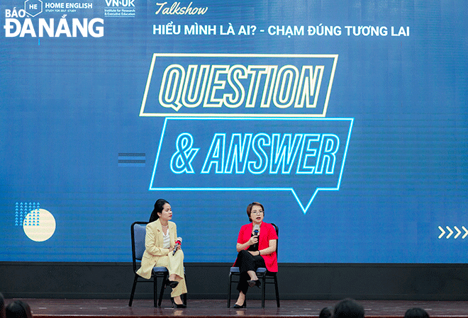 Chuyên gia Nguyễn Thái Hà (bên phải) cùng chị Phan Thị Song Sương chia sẻ những thông tin hướng nghiệp hữu ích cho sinh viên. Ảnh: TƯỜNG VY