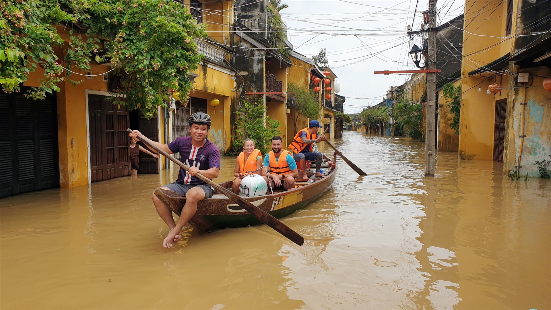 Khách quốc tế tham quan phố cổ Hội An mùa lụt.