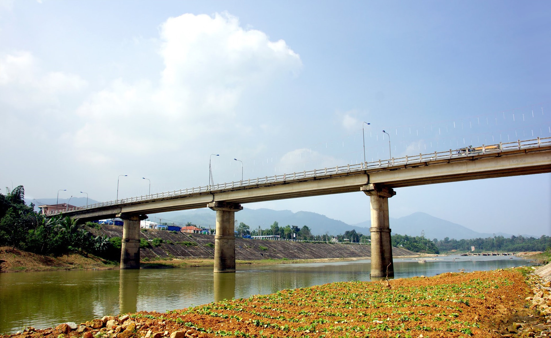 Cầu bắc qua sông Tiên.