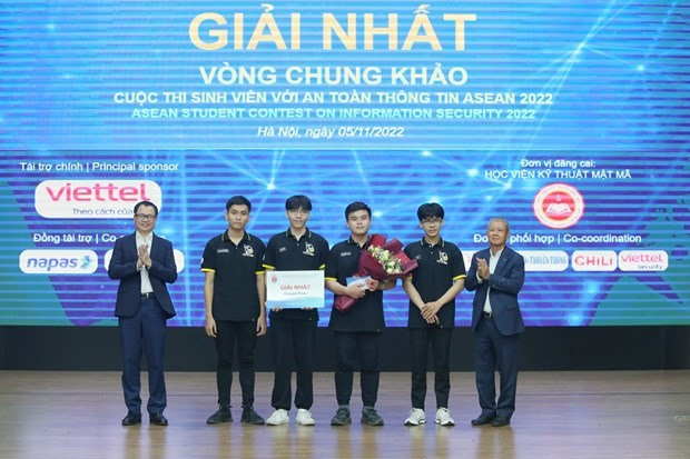 Chủ tịch VNISA Nguyễn Thành Hưng và Vụ trưởng Vụ Hợp tác quốc tế Triệu Minh Long trao giải Nhất cho đội UIT.pawf3ct. (Ảnh: VNISA)