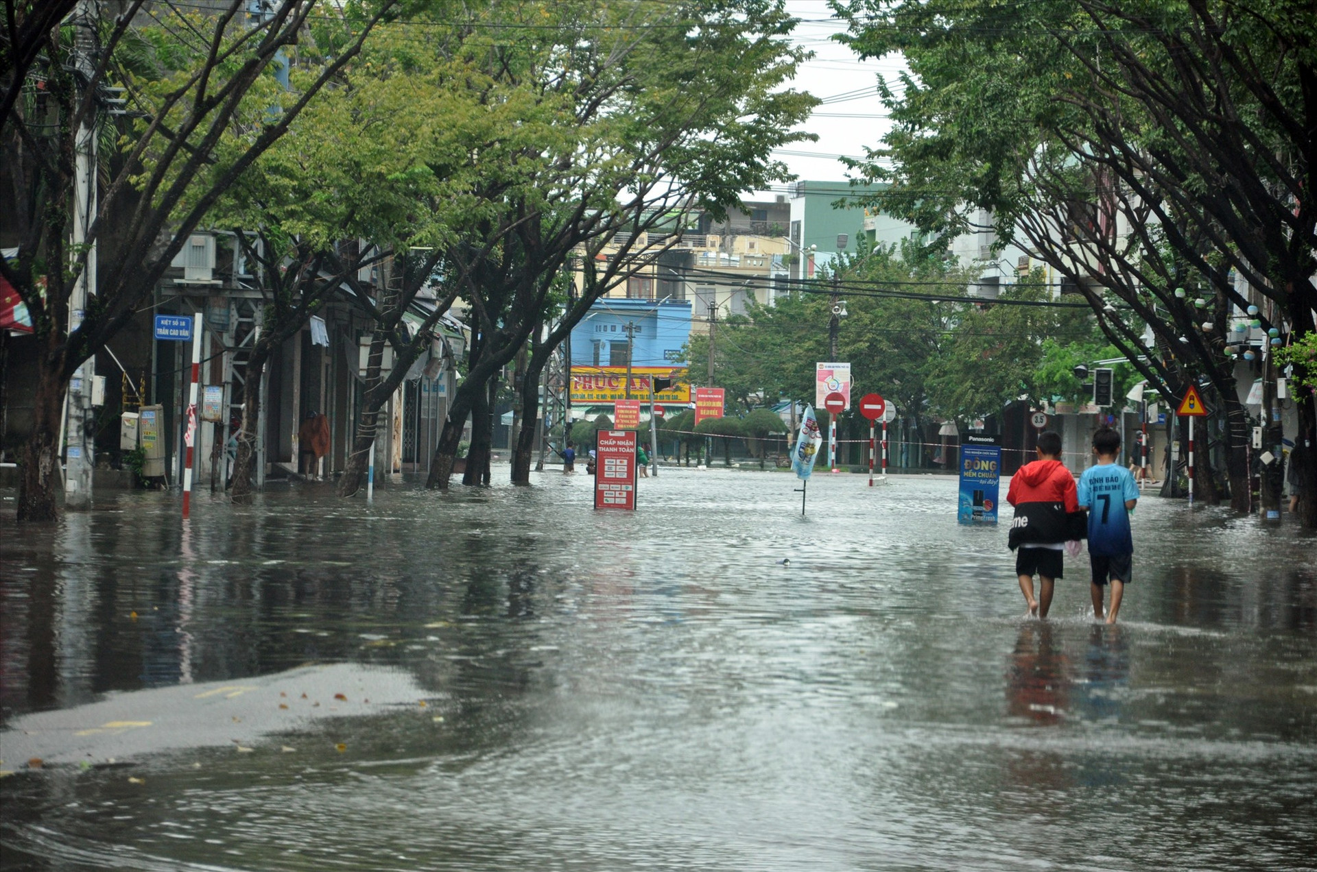 Tình trạng ngập lụt khu vực nội đô Tam Kỳ ngày càng nặng. Ảnh: X.P