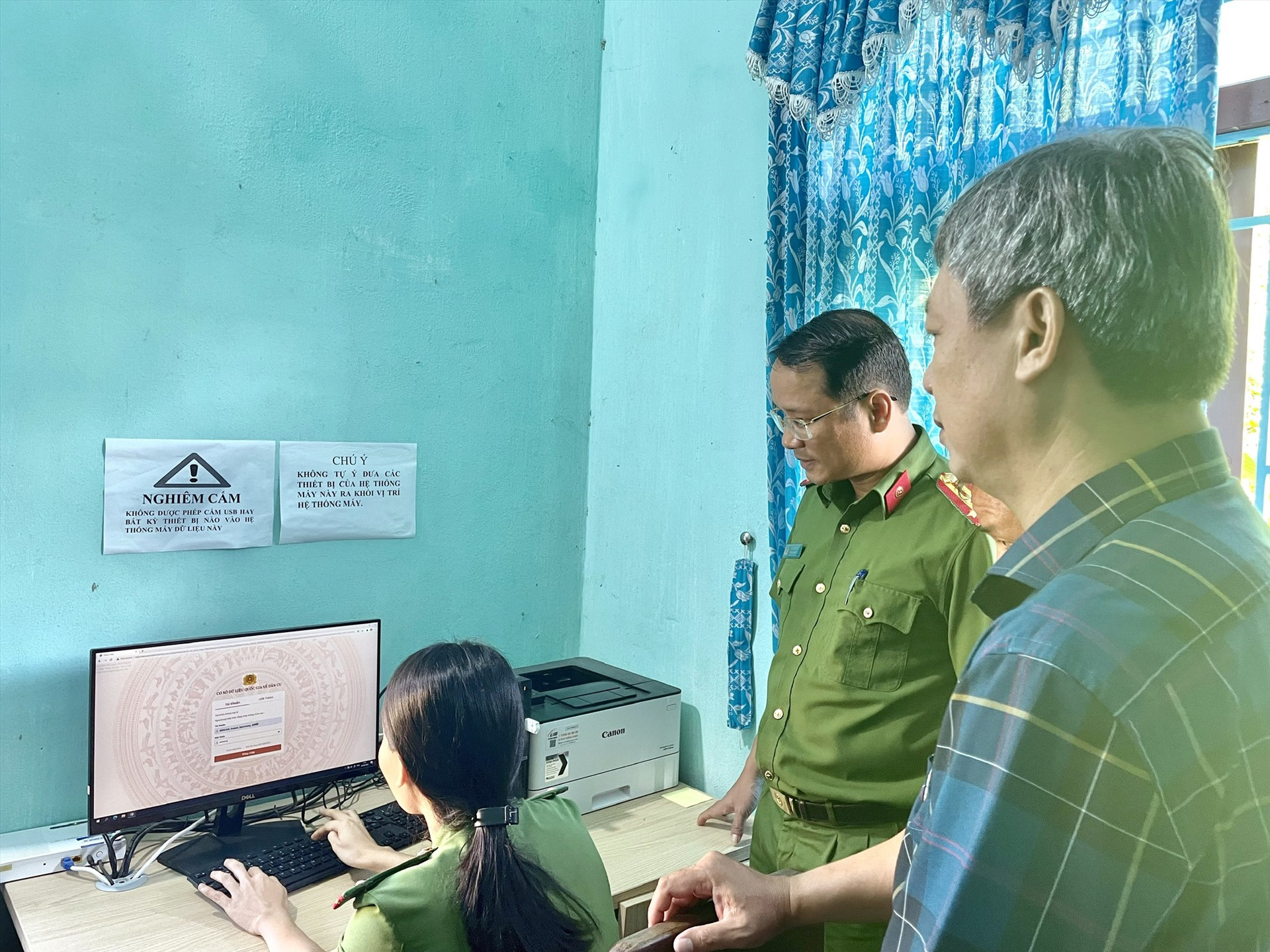 Phó Chủ tịch UBND tỉnh Hồ Quang Bửu kiểm tra thực tế về việc triển khai thực hiện Đề án 06 tại xã Trà Sơn, huyện Bắc Trà My.
