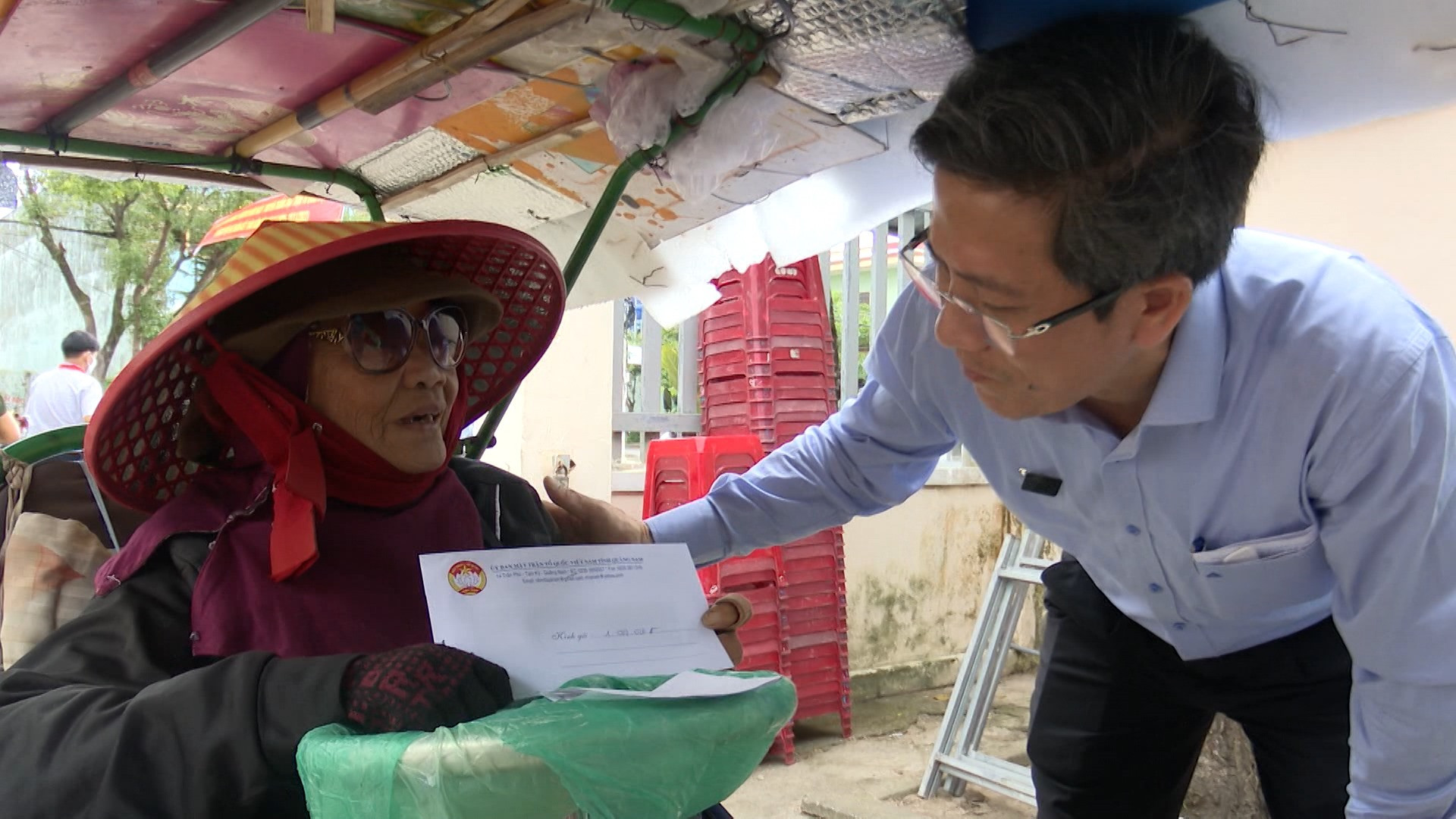 Bí thư Thành ủy Tam Kỳ Trần Nam Hưng trao quà cho người nghèo