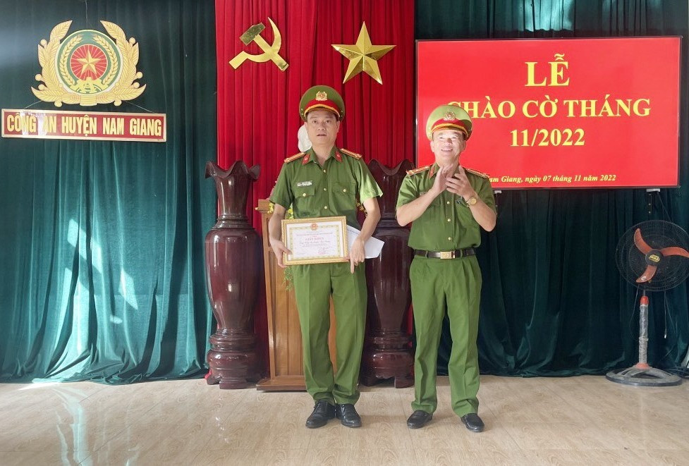 Khen thưởng tập thể Công an huyện Nam Giang về thành tích bắt giữ đối tượng mua bán ma túy. Ảnh: T.Đ.B