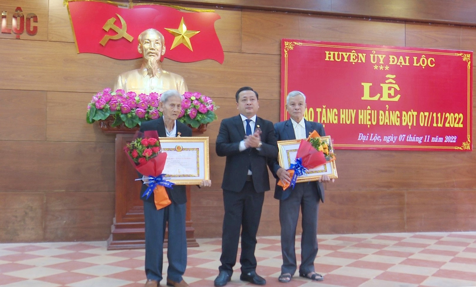 Bí thư Huyện uỷ Đại Lộc - Nguyễn Hảo trao tặng huy hiệu Đảng cho đảng viên. Ảnh: B.L