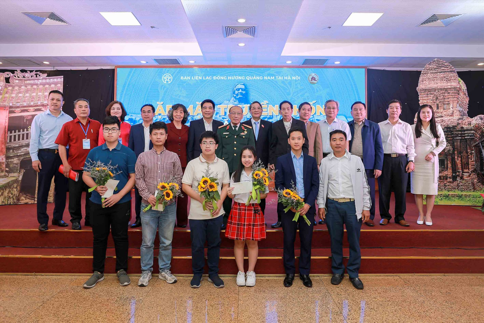 Đại diện Ban liên lạc đồng hương Quảng Nam tại Hà Nội và đại biểu tặng hoa và chụp ảnh lưu niệm với thế hệ con, cháu Quảng Nam tại Hà Nội đạt thành tích xuất sắc trong học tập và nghiên cứu