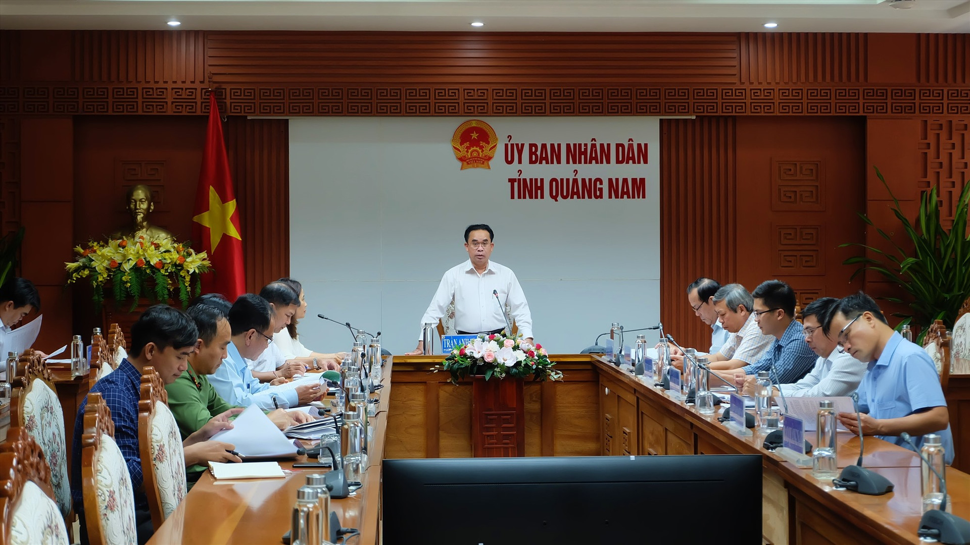 Phó Chủ tịch UBND tỉnh Trần Anh Tuấn chủ trì cuộc họp. Ảnh: M.L