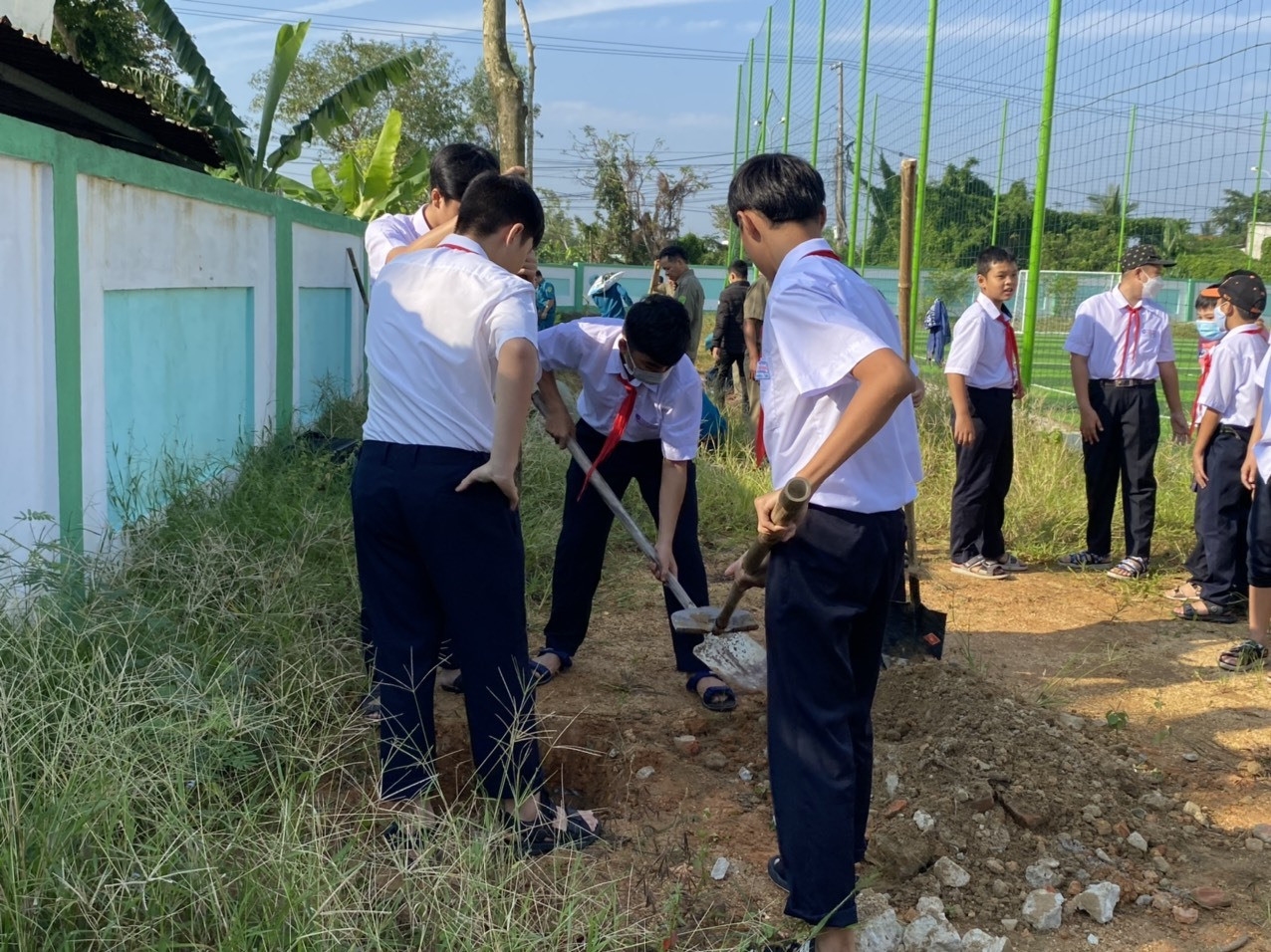 Học sinh Trường THCS Lê Hồng Phong tham gia trồng cây