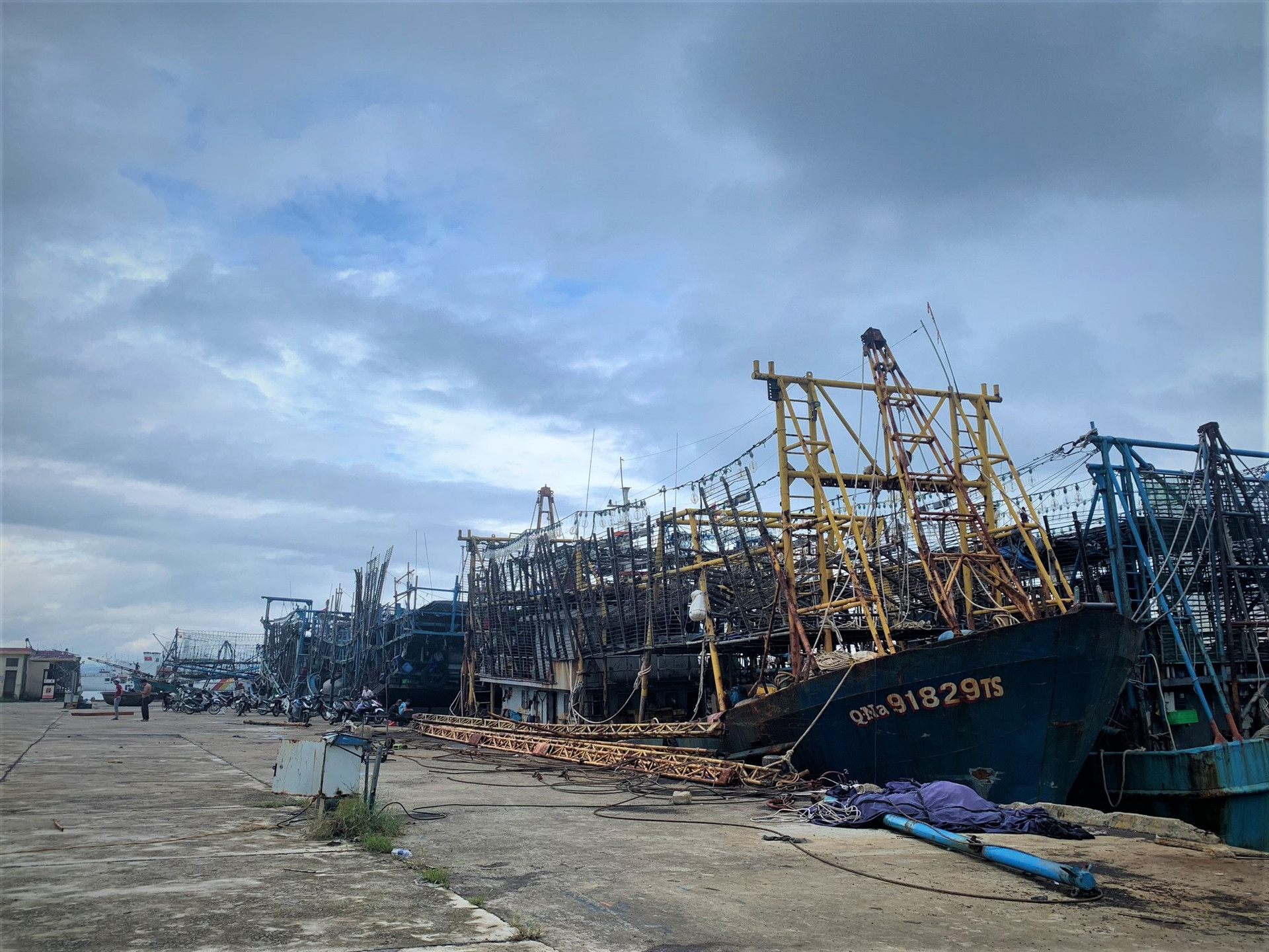 Tàu thuyền neo đậu tại cảng An Hòa, xã Tam Giang để nghỉ đông. Ảnh: TN