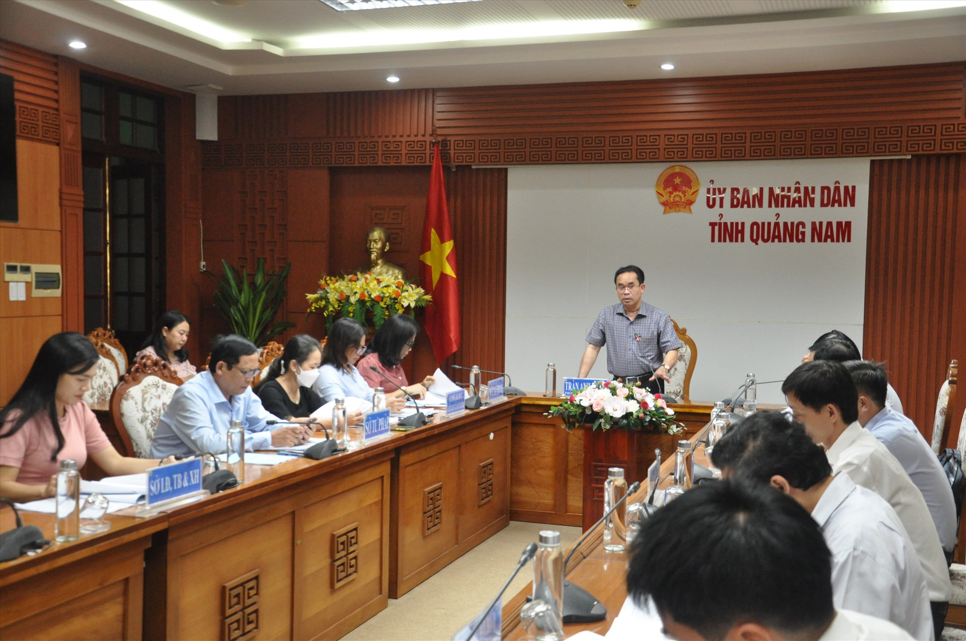 Phó Chủ tịch UBND tỉnh Trần Anh Tuấn chủ trì cuộc họp. Ảnh: X.P