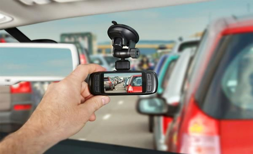 Camera hành trình giúp bạn giám sát được quá trình di chuyển của xe.
