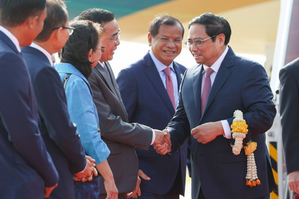 Đại diện Chính phủ Campuchia đón Thủ tướng Phạm Minh Chính tại sân bay quốc tế Phnom Penh - Ảnh: VGP