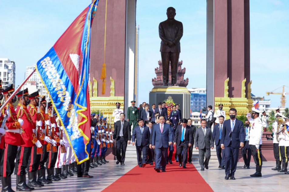 Sau khi đặt vòng hoa tưởng niệm cố Quốc vương Norodom Sihanouk, Thủ tướng và đoàn đại biểu Việt Nam đã đến đặt vòng hoa tưởng niệm tại đài Hữu nghị Việt Nam - Campuchia (Ảnh: VGP)