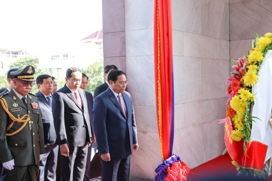 Đài Độc lập là công trình kiến trúc kỷ niệm ngày độc lập của Campuchia, tưởng niệm, tôn vinh những người dân Campuchia đã cống hiến, hy sinh cho Tổ quốc (Ảnh: VGP)