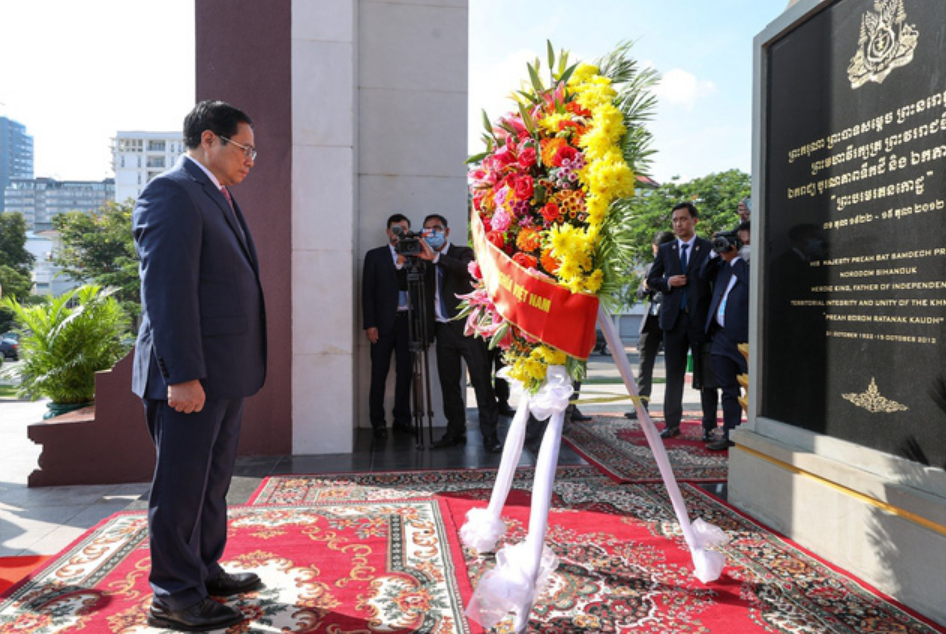 Thủ tướng Phạm Minh Chính và đoàn đại biểu Việt Nam tưởng niệm cố Quốc vương Norodom Sihanouk, một người bạn lớn của Đảng, Nhà nước và nhân dân Việt Nam (Ảnh: VGP)