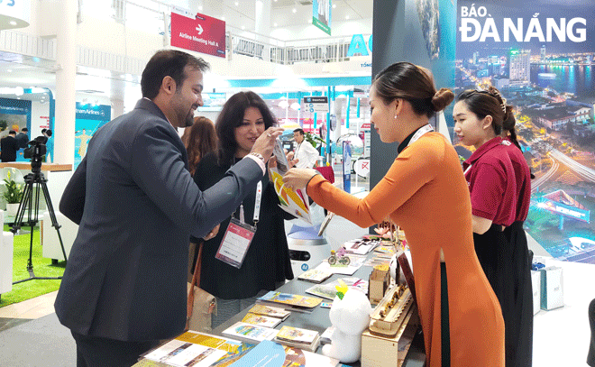 Hội chợ du lịch quốc tế Đà Nẵng 2022 là cơ hội để các đối tác, doanh nghiệp trong nước và quốc tế gặp gỡ, kết nối đưa khách đến Đà Nẵng trong thời gian tới. Trong ảnh: Du khách quốc tế tham quan, tìm hiểu gian hàng trưng bày của Sở Du lịch Đà Nẵng tại sự kiện Diễn đàn Phát triển đường bay châu Á Routes Asia 2022. Ảnh: THU HÀ