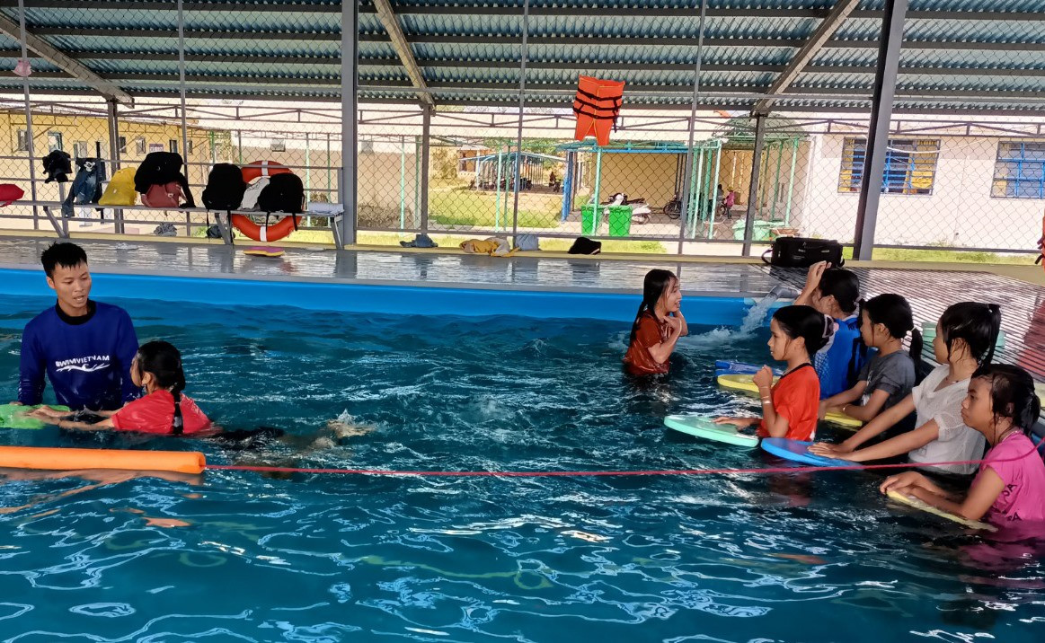 Thầy Nguyễn Văn Tưởng dạy các kỹ năng bơi lội cho các em học sinh. Ảnh: Đ.H