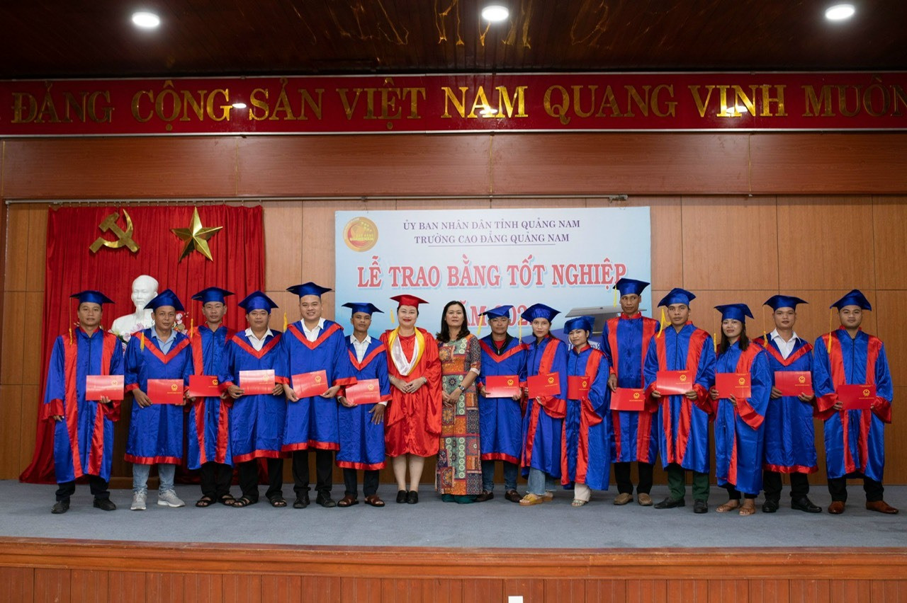 Trường Cao đẳng Quảng Nam tổ chức lễ trao bằng tốt nghiệp năm 2022 cho sinh viên. Ảnh: H.L
